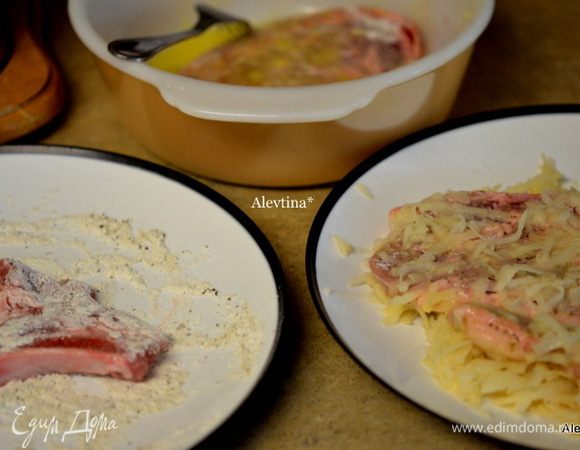 На свиных отбивных срежем лишний жир. Обваляем сначала в муке, затем в яйце, затем в картофеле, слегка прижимаем.