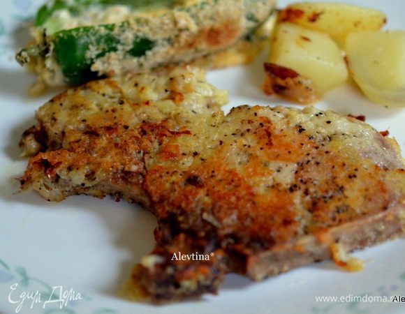 На разогретой сковороде разогреем  растительное масло и обжарим наши отбивные по 5-7 мин. сторона, осторожно переворачиваем. Огонь убавим и жарим  до полной готовности свинины.
Подаем к столу с гарниром. Приятного аппетита.