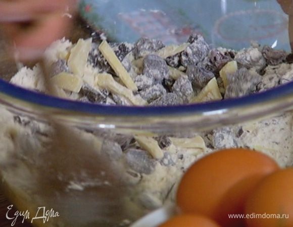 Добавить шоколад и вишню и все перемешать.