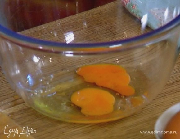 Яйца слегка взбить венчиком.