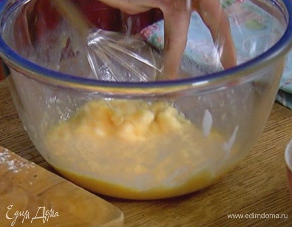 Добавить йогурт и еще немного взбить.