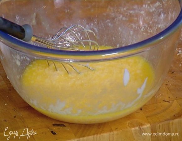 Влить растопленное масло и перемешать.