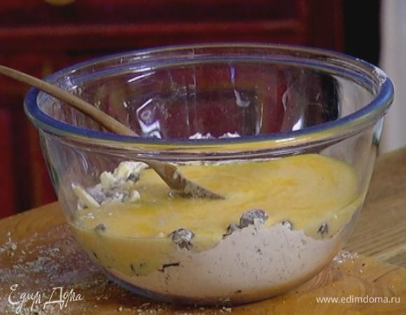 Яичную массу соединить с мучной и все вымешать.
