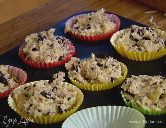В формы для маффинов вставить бумажные вкладки, разложить тесто и выпекать в разогретой духовке 18–20 минут.