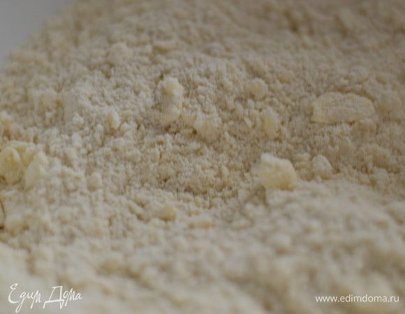 Для начала приготовим тесто. Из холодного сливочного масла и просеянной муки сделать крошку,