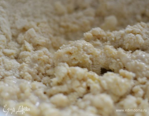 в теплом молоке с солью и сахаром размешать дрожжи. Добавить в муку с маслом желтки, затем добавить разведенные дрожжи. 