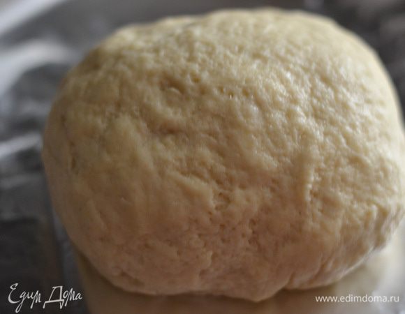 Замесить  хорошенько тесто, если тесто еще липкое, то добавить немного муки, скатать в шар, завернуть в пищевую пленку и отправить в холодильник на 1-2 часа. 