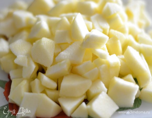 Приготовить начинку. Яблочки почистить и порезать на кубики.