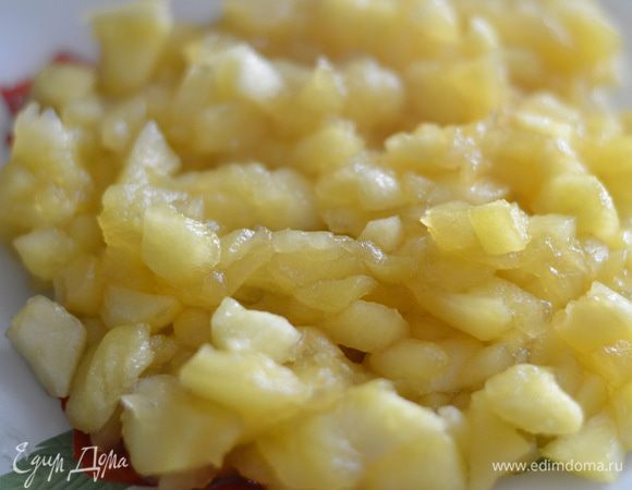 Разогреть сковородку, выложить туда яблочки, затем,когда яблоки разогрелись,добавить сахар, лимонный сок и тушить до небольшой карамелизации и размягчения яблок, затем добавить ликер и протушить еще несколько минут, чтобы сок весь выпарился.