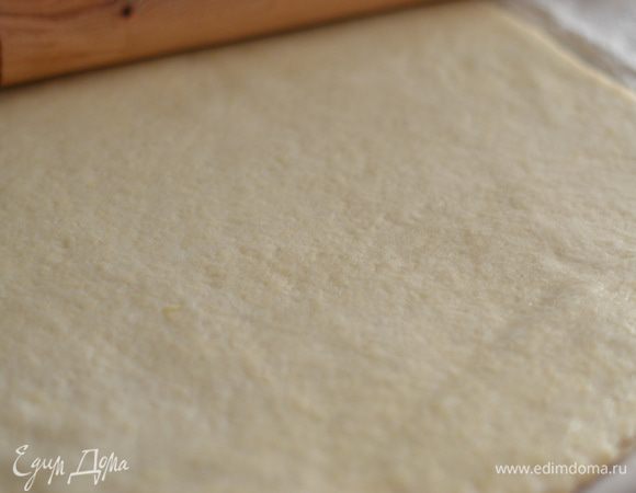 Тесто раскатать в круг на рабочей поверхности не сильно тонко.