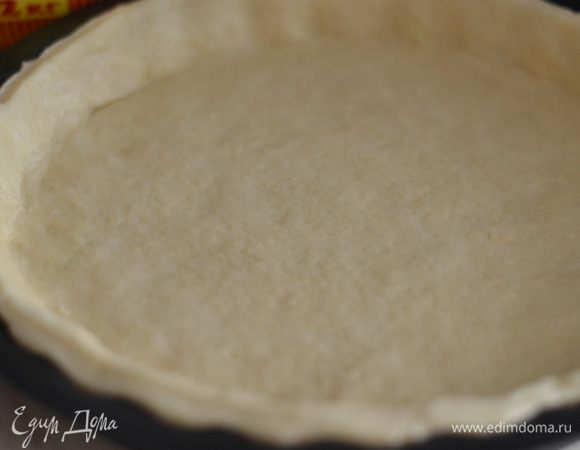 Отправить его в форму, у меня для тарта, выровнять бока ножницами