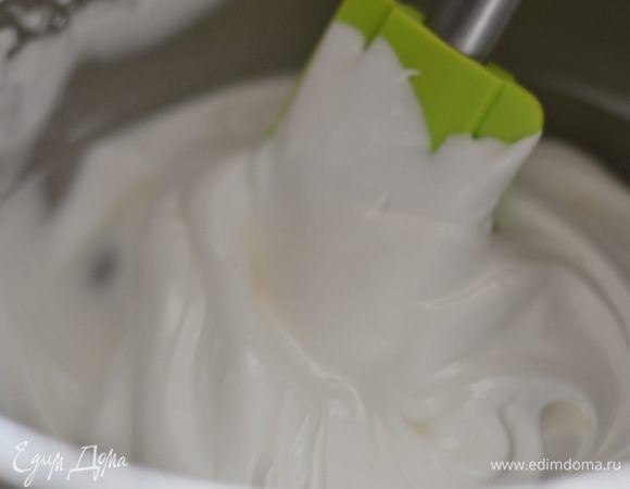 Взбить белки с пару каплями лимонного сока и сахаром до устойчивых пиков,добавить крахмал, еще немного взбить (крем должен быть блестящим, гладким и очень плотным, 