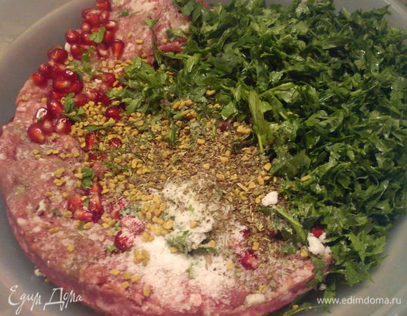 Перекрутить на крупной мясорубке мясо и сало, смешать его с мелкорубленой зеленью, луком, чесноком и острым перцем. Добавить в фар зерна граната, специи, соль и перец.