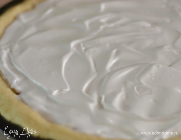 выложить его поверх яблок, разровнять.