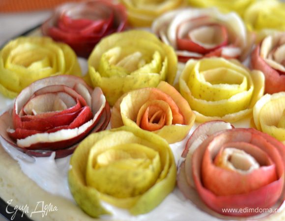 Приготовить украшение из яблочек, выложить на крем как вам больше нравится  и выпекать в заранее разогретой духовке при температуре 170 градусов около 40 минут. Я выпекала минут 15-20,затем вытащила из духовки, смазала бортики взбитым желтком с молоком и отправила снова выпекать до золотистого цвета.