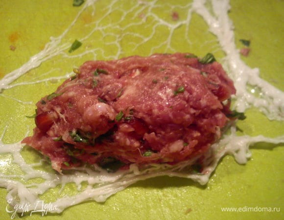 Сетку нарезать на полоски 15*30 см и сформировать из фарша овальные котлетки.