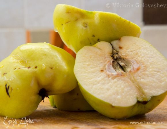 Айву вымыть, если нужно, то очистить от пушка.