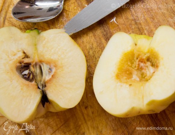 Разрезать пополам и удалить сердцевину. Нарезать на кубики любого размера.