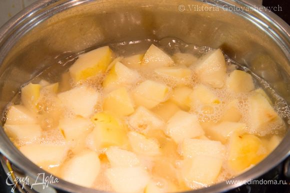 Сахар смешать с водой и лимонной кислотой. Отправить айву в сироп и варить на среднем огне до мягкости.