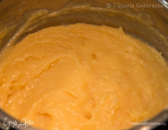 Перебить блендером в неоднородное пюре. Вернуть на огонь и варить, постоянно помешивая до светло-оранжевого (или бежевого, зависит от сорта) цвета. Готовность айвы можно проверить помешав ложкой, а затем стряхнув, он должна упасть с ложки густой массой, а не стекать (примерно 30 минут). В конце варки добавить семена ванили.