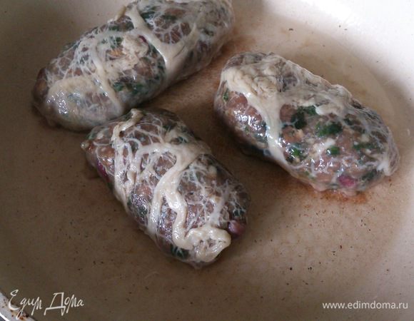 Разогреть в сковороде растительное масло и обжарить со всех сторон на среднем огне до готовности.