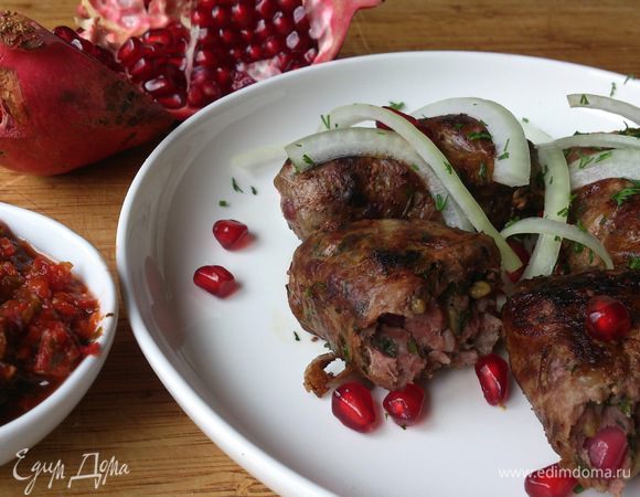 При подаче посыпать зернами граната и тонкими полукольцами лука. Ну и конечно же тут не обойтись без грузинской аджики, рецепт которой я предлагала ранее)))