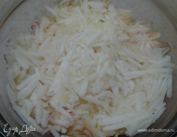 Потом натереть крупно яблоки и тоже сверху смазать майонезом