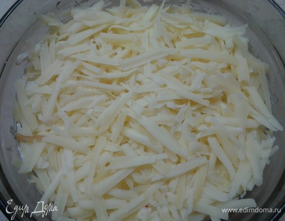Последним слоем положить натертый крупно сыр и смазать майонезом. Все! Салатик готов!
