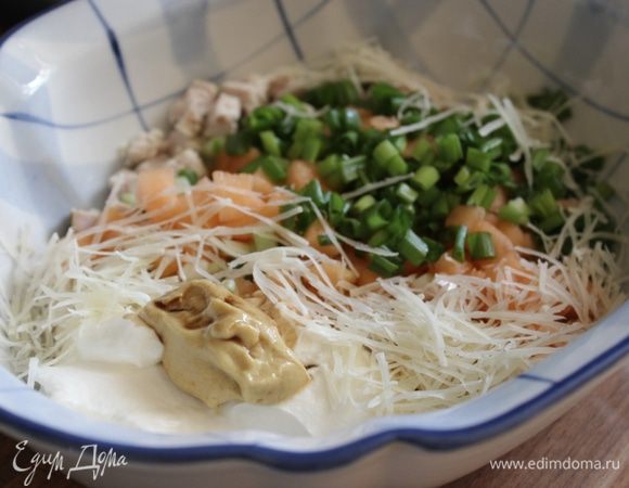 Смешать сметану/йогурт, мелко натертый сыр, горчицу, колечки лука и лимонный сок. Заправить соусом курицу и дыню.