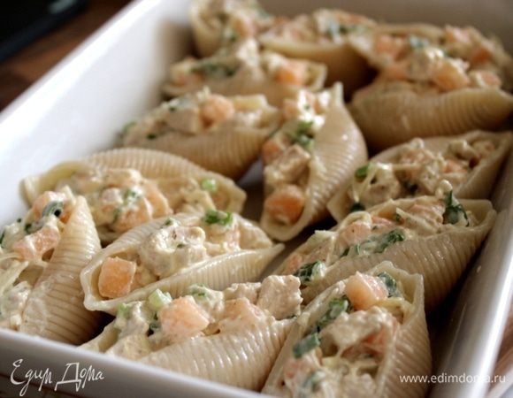 Начинить ракушки, выложить их в жаропрочную форму, сбрызнуть оливковым маслом и запечь под грилем в течение 5–7 минут.