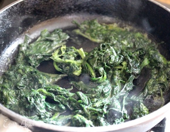 В это время на сливочном масле прогреть шпинат, затем залить сливками. Посолить.