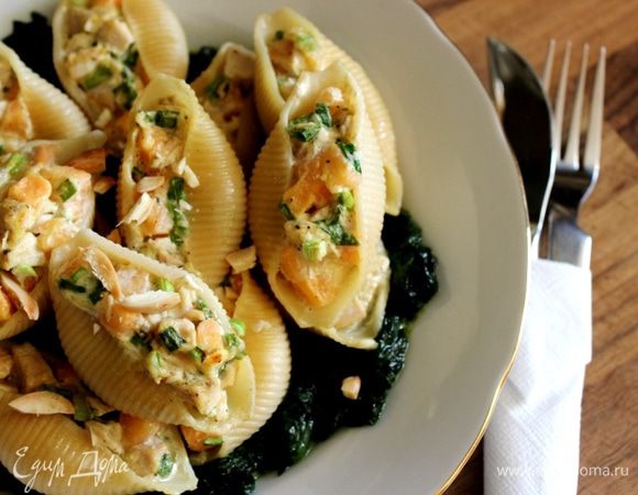В блюдо выложить шпинат и ракушки. Посыпать сверху подсушенным миндалем. Приятного аппетита!