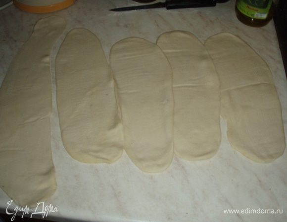 Готовим блины из теста величиной с кулак. Блины перекладываем хб полотенцами.  Через несколько часов (или дней) блины намазываем маслом (оливковое и топленое сливочное), складываем стопкой. 
