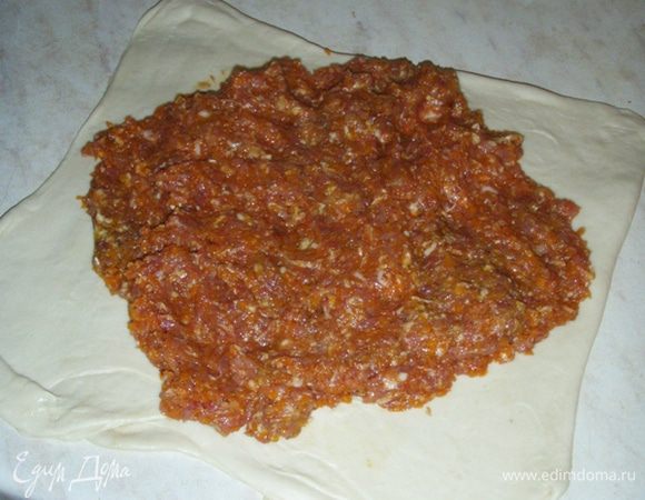 350 грамм баранины, 400 грамм свинины, 700 грамм тыквы. Все перекручиваем в мясорубке. Соль, перец… 
На тонко раскатанное тесто накладываем начинку, защипываем конвертом. 