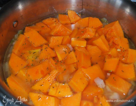 Затем добавить крупно порезанную тыкву, тимьян, посолить и добавить воды. Я люблю густой суп, поэтому воды добавляю около 1 л. Тушим все это на медленном огне под крышкой минут 15. 