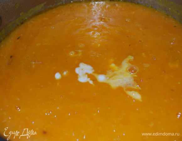 Теперь снимем с огня и измельчим блендором, добавим сливки и еще раз доведем все это до кипения.