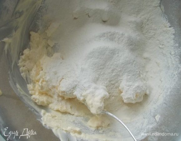 В мягкое сливочное масло просеиваем соду с солью и 3 стаканами муки.