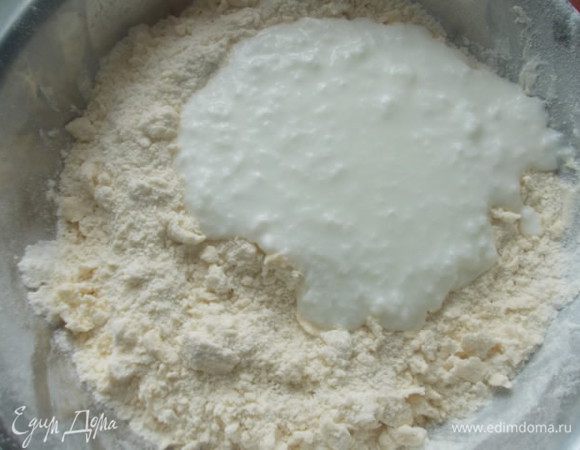 Затем добавить кефир или простоквашу.