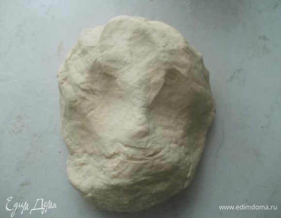 Затем имбирь и остальную муку, замесить эластичное тесто.
