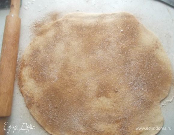 Раскатать его около 0.5 см, смазать сливочным маслом, посыпать корицей и сахаром.