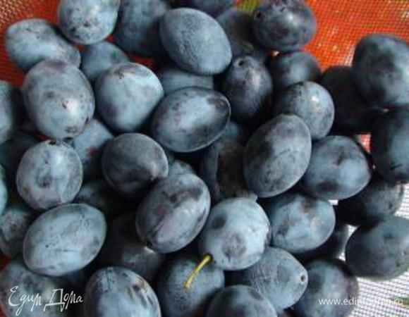 Сливы вымыть, обсушить, разрезать пополам и удалить косточки.