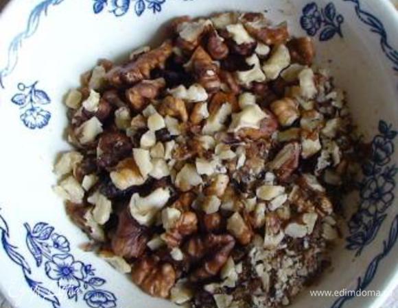 Грецкие орехи мелко порубить ножом.