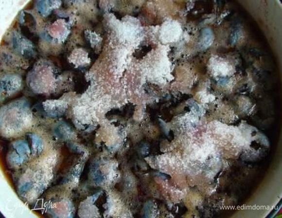 Поместить сливы в посуду для варки, засыпать сахаром. С количеством сахара, указанном в ингредиентах, варенье получается с кислинкой. Если вы любите более сладкое варенье - кладите больше сахара. 