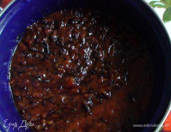 Варить на медленном огне до закипания. Добавить имбирь и корицу, перемешать и варить в течение 1 часа, периодически снимая пенку и помешивая. После этого убрать емкость с плиты, массу немного остудить. 