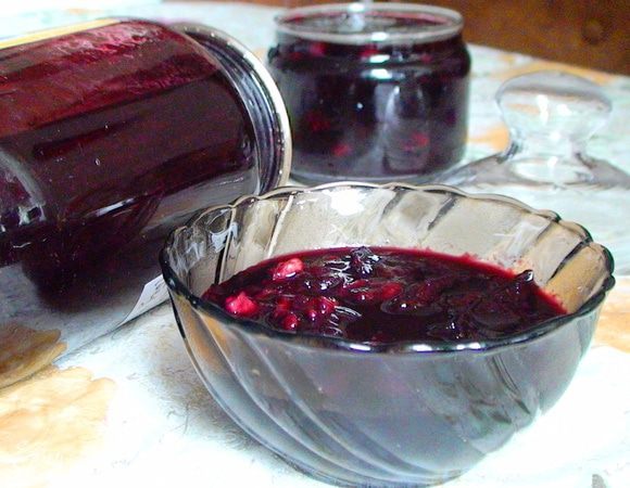 Теперь возможны 2 варианта:  либо сразу закатать варенье в стерилизованные банки, либо в готовое варенье положить измельченные орехи,  перемешать и поместить в стерилизованные банки, плотно закрыв крышками. Варенье с орехами следует хранить в холодильнике или в сухом прохладном месте. Я сделала оба варианта.