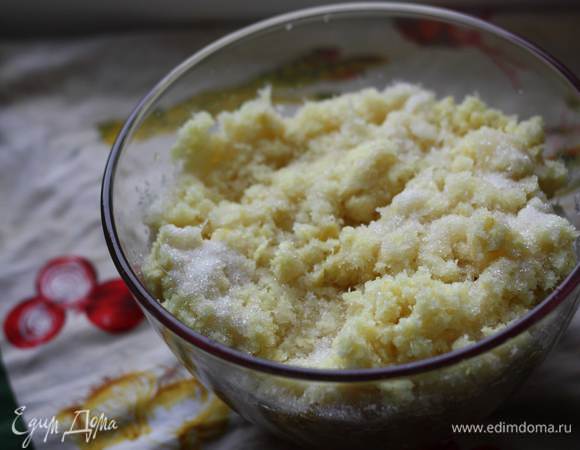 Очистим аккуратно имбирь и порежем небольшими пластиками. Лимоны хорошенько помоем (потрем щеткой) и порежем на кусочки. Можно все нарезать тонкими пластинками. Измельчим все в блендере до однородной массы.