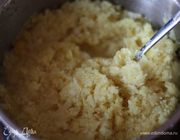 Засыпаем сахаром и ставим в холодное место на 2-3 часа, чтобы сахар разошелся. Ставим на плиту и на среднем огне доводим до кипения. Варим 5 минут, не более.