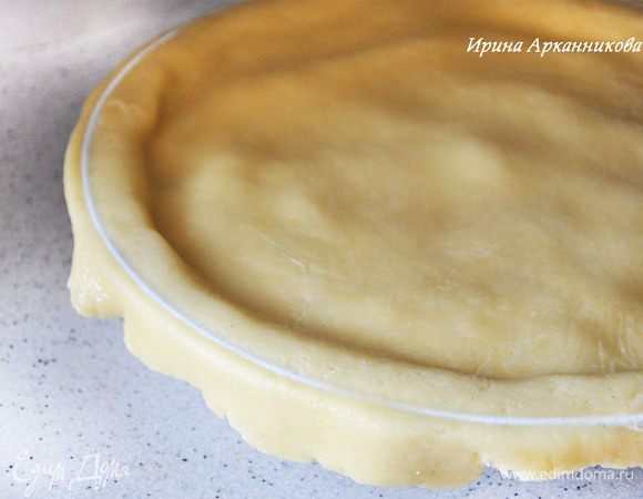  Провести скалкой по краям формы, чтоб отделить лишнее тесто.