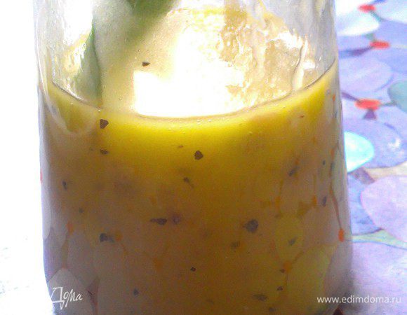 приготовил соус, смешав оливковое масло, свеже-выжатый лимонный сок, пряные травы, вустерский соус и яйцо (остывшее). Быстро активно перемешал до легкого соединения оливкового масла с яйцами и обволакивания компонентов. *я смешиваю соус в таком вот приспособлении для соусов (как на фото), очень удобном, потому что там есть разметка по пропорциям и граммам, но можно смешать соус и в обычной пиалочке. Второй "СЕКРЕТ" салата "Цезарь" для меня заключается именно в вустерском соусе. Без него этот салат уже не тот, особенно, если вы делаете версию без анчоусов. Лёгкий рыбный привкус в соусе обуславливается именно наличием анчоусов в составе вустерского соуса. По рецепту его нужно совсем мало и продается он теперь везде, так что настоятельно советую не пренебрегать этим ингредиентом. Остатки готового соуса можно хранить в холодильнике пару дней.