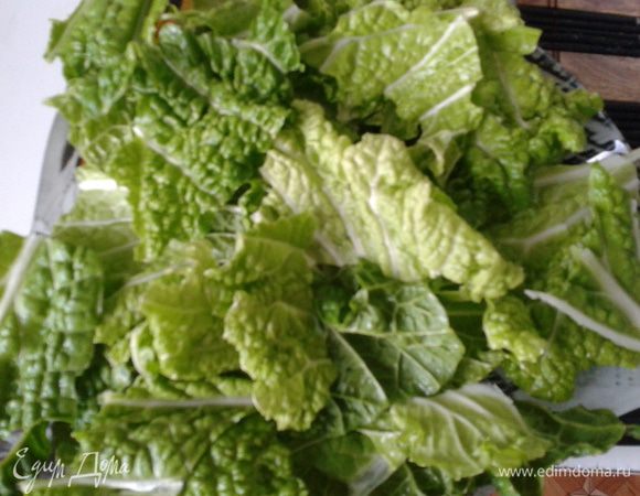 Зеленую часть листьев пекинской капусты порвать руками. Апельсин разобрать на небольшие кусочки, убрав при этом перегородки. Орешки кешью обжарить и потолочь скалкой. Сделать заправку. Смешать оливковое масло, винный уксус, мед, оставшийся с апельсиновый сок, соль.